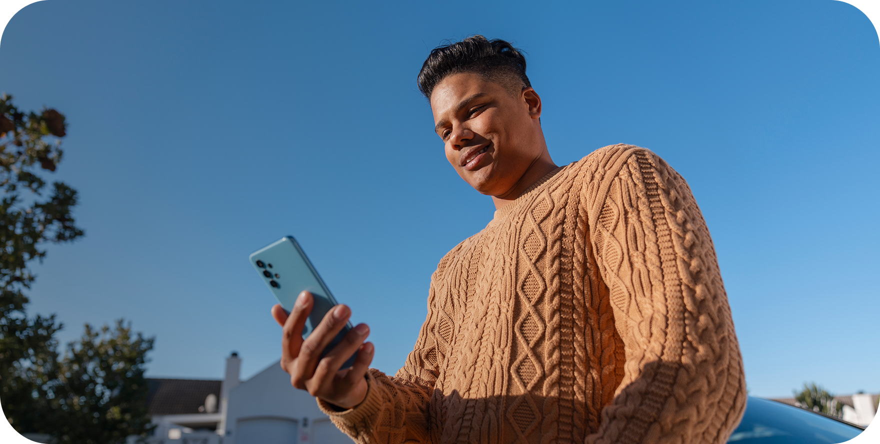 Pessoa usando smartphone com o aplicativo Clara para controle financeiro